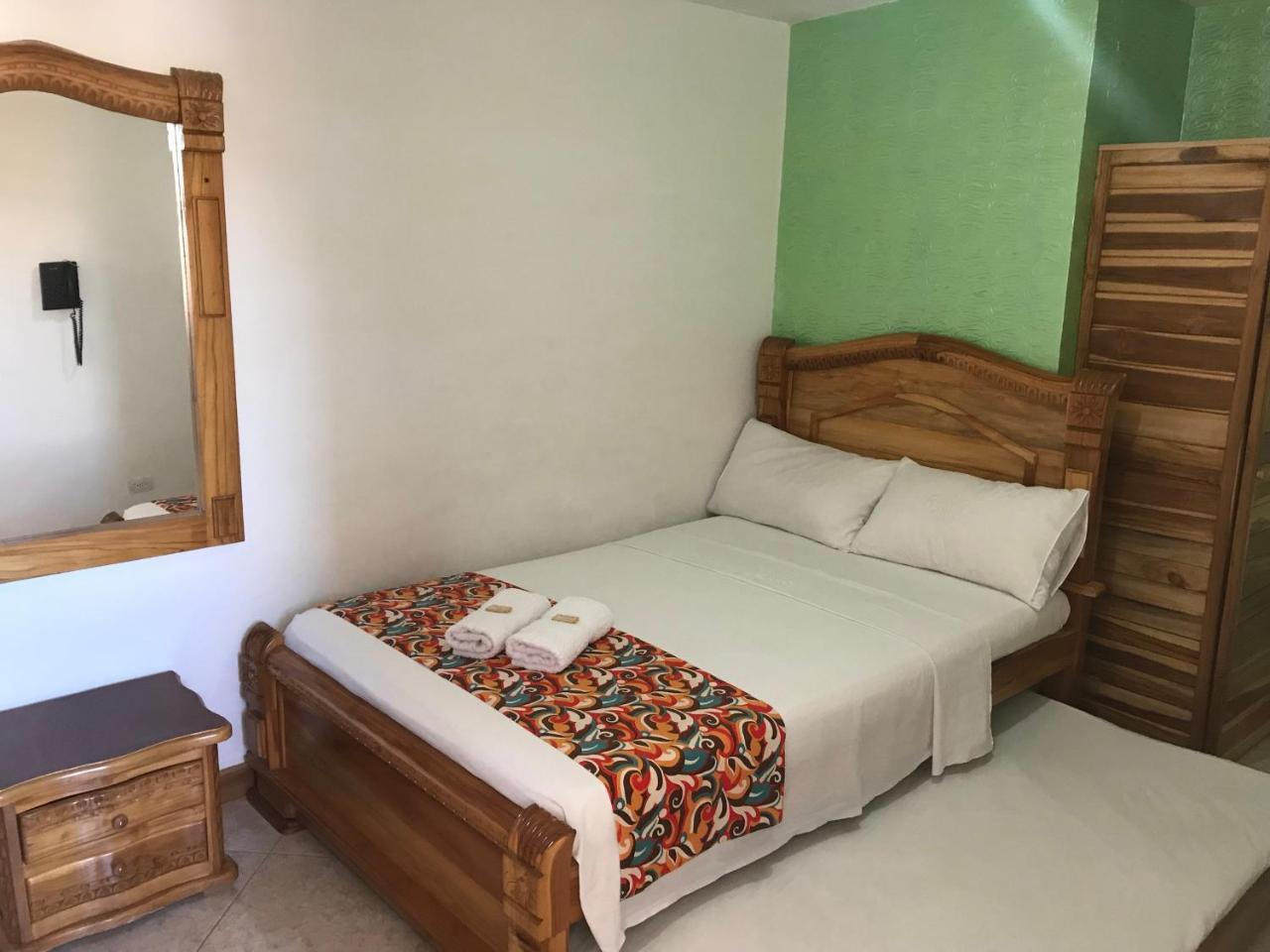 Hotel Las Guacamayas Guatapé Esterno foto